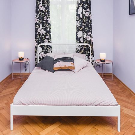 Modern Urban Escape - Old Town Apartment - By Upstairs クラクフ エクステリア 写真