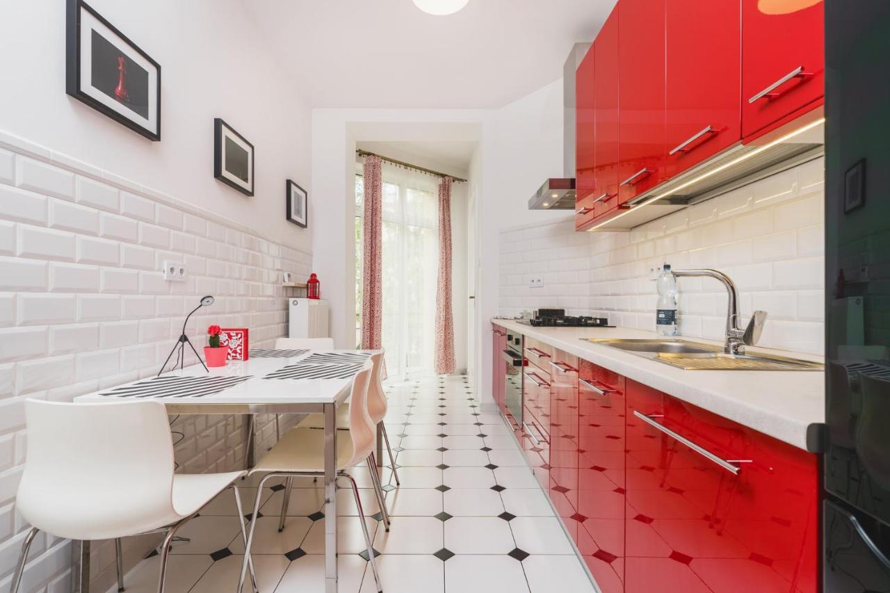 Modern Urban Escape - Old Town Apartment - By Upstairs クラクフ エクステリア 写真