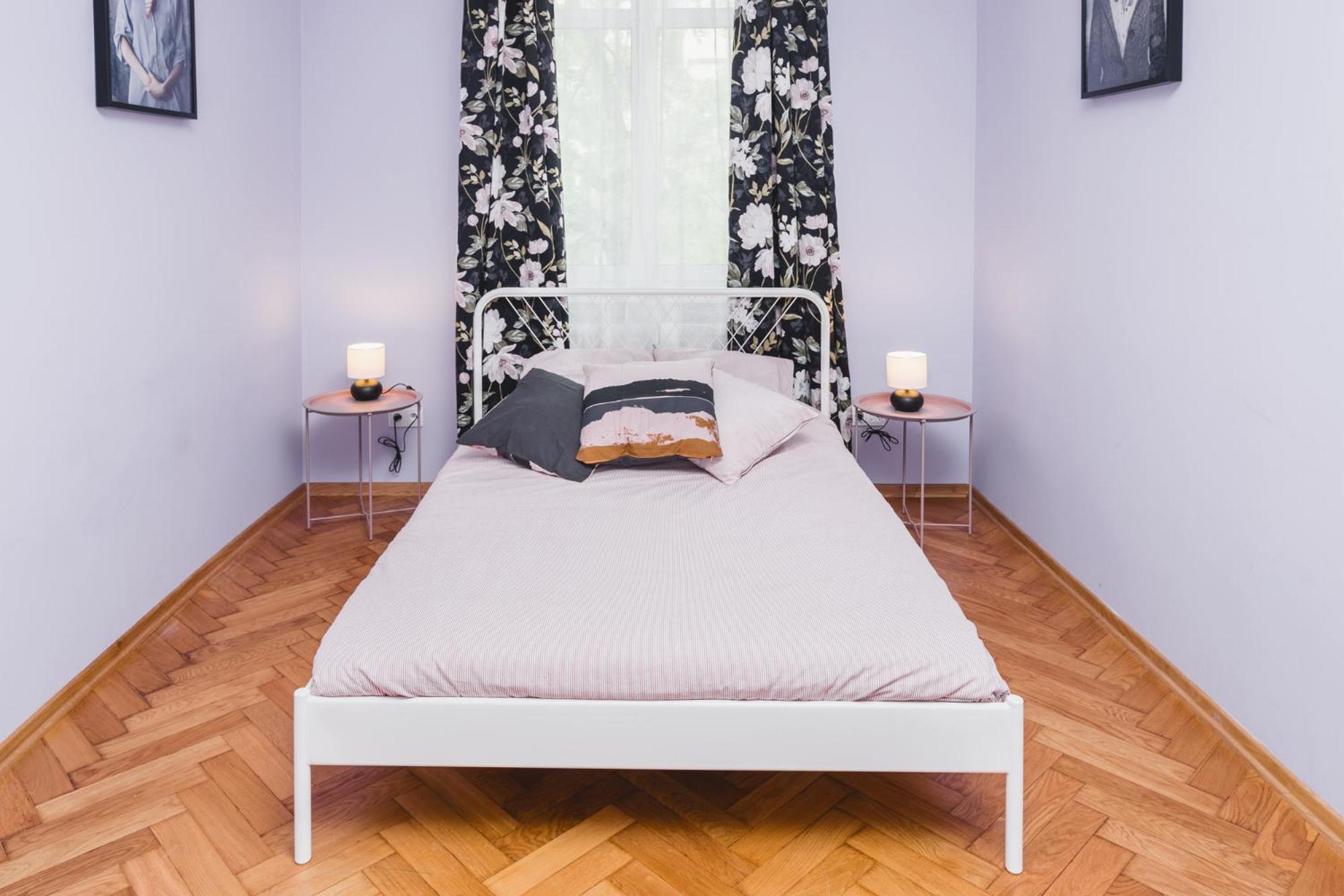 Modern Urban Escape - Old Town Apartment - By Upstairs クラクフ エクステリア 写真
