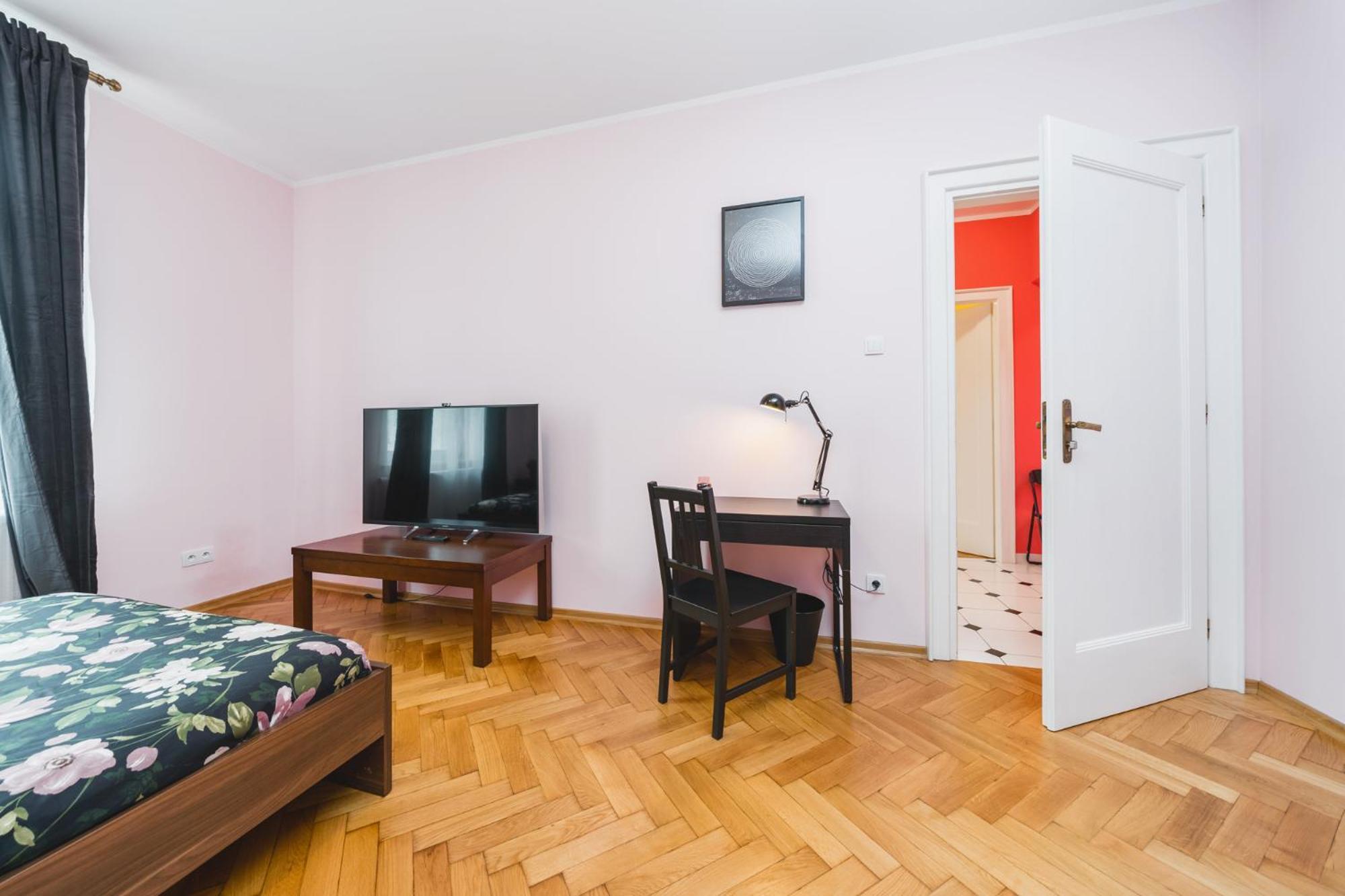 Modern Urban Escape - Old Town Apartment - By Upstairs クラクフ エクステリア 写真